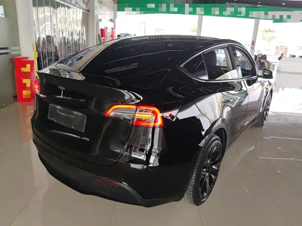 Tesla Model Y — фото 10