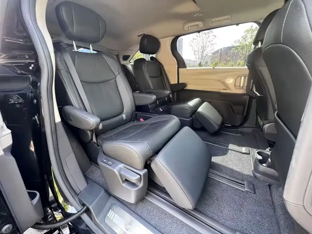 Toyota Sienna — фото 10