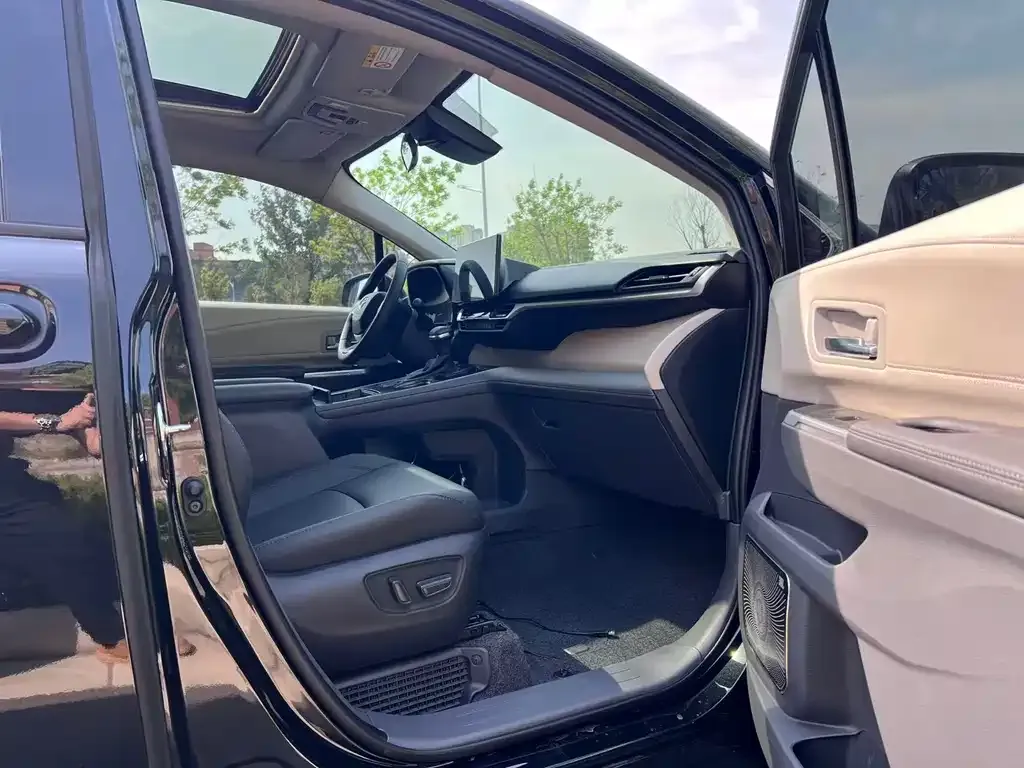 Toyota Sienna — фото 2