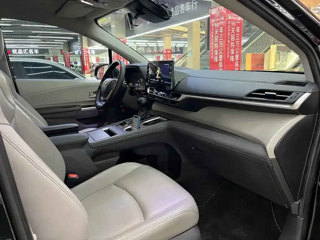 Toyota Sienna 2023 из CN, фото 4