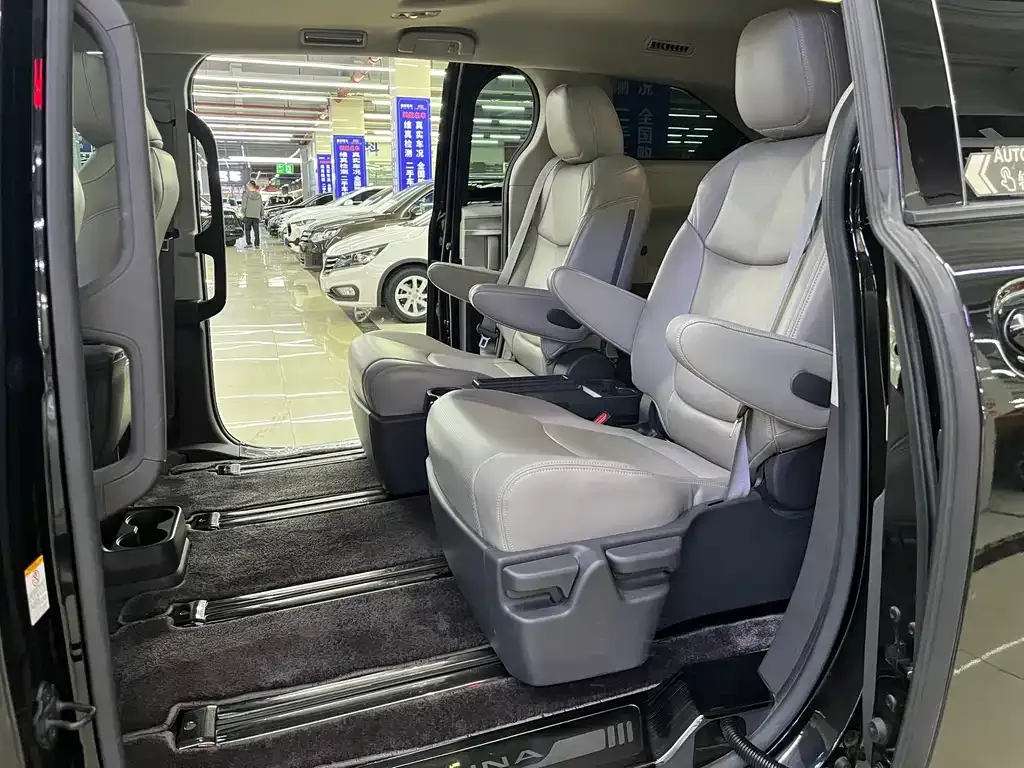 Toyota Sienna 2023 из CN, фото 9
