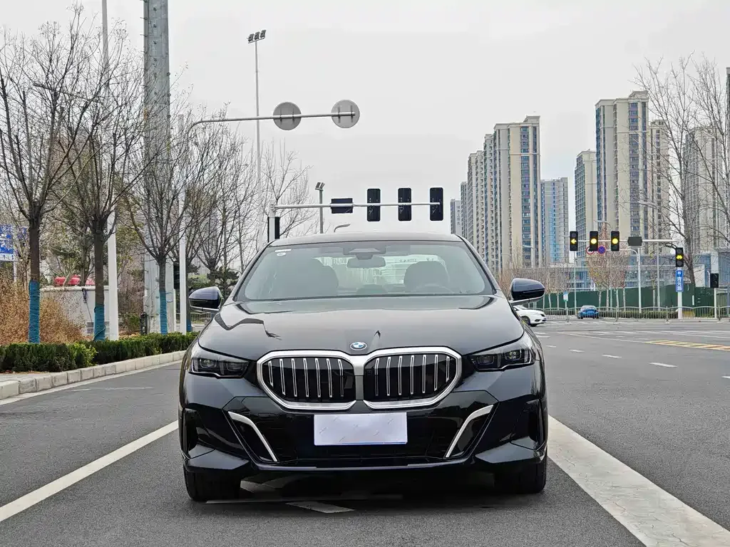 BMW 5 Series — фото 1