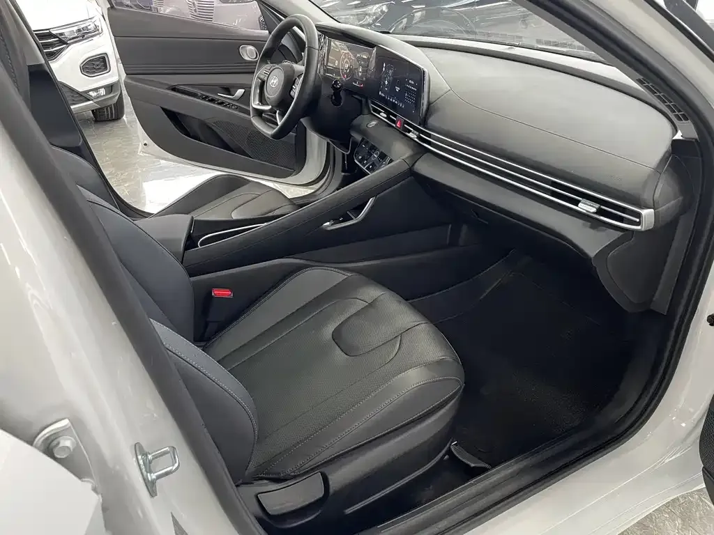 Hyundai Elantra — фото 4