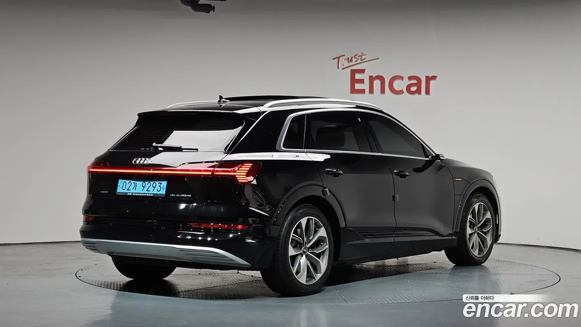 Audi e-tron — фото 2