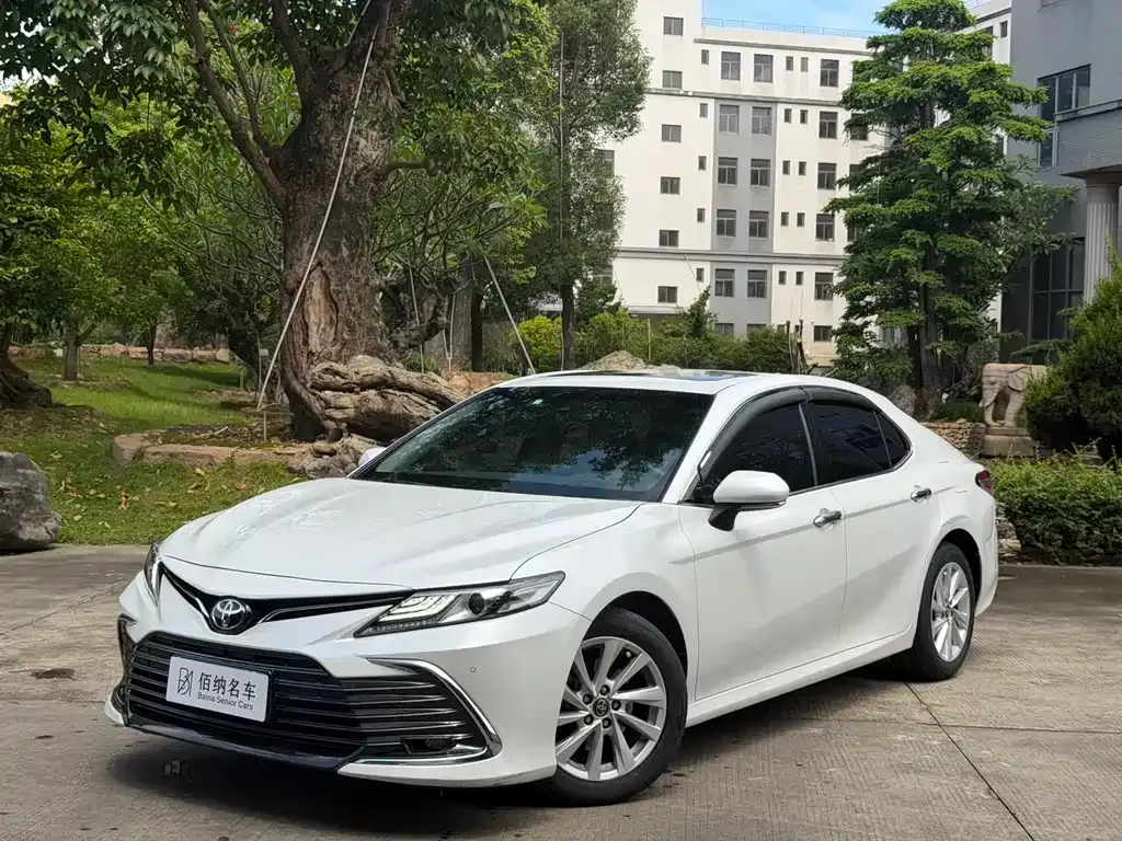 Toyota Camry — фото 1