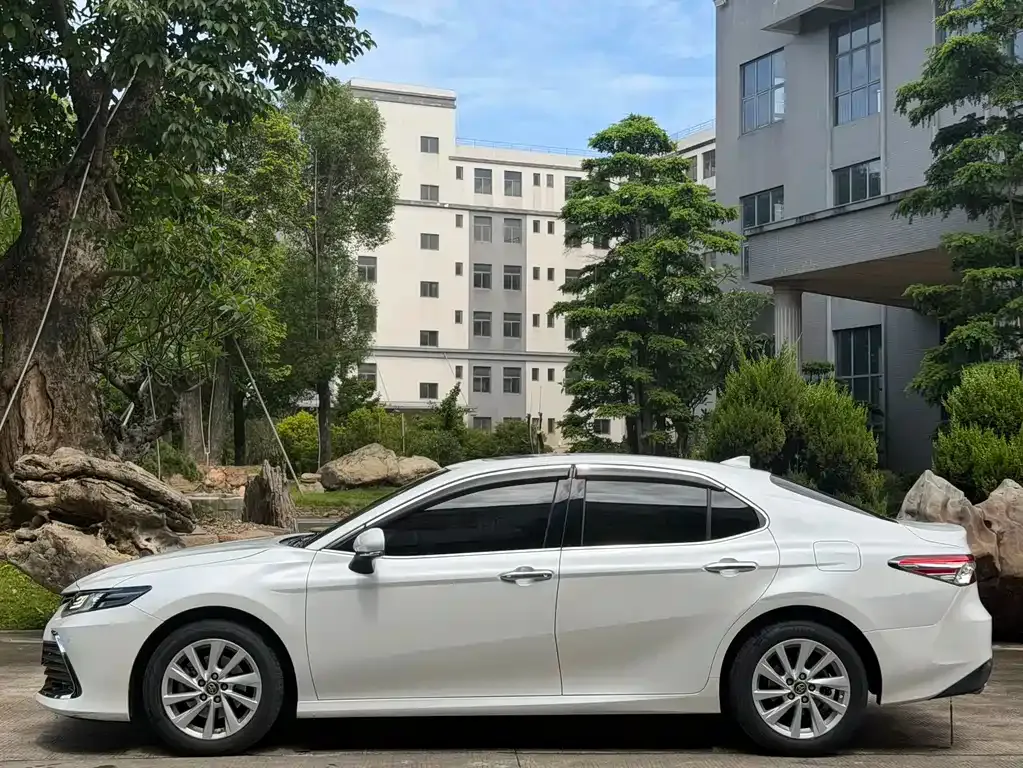 Toyota Camry — фото 10