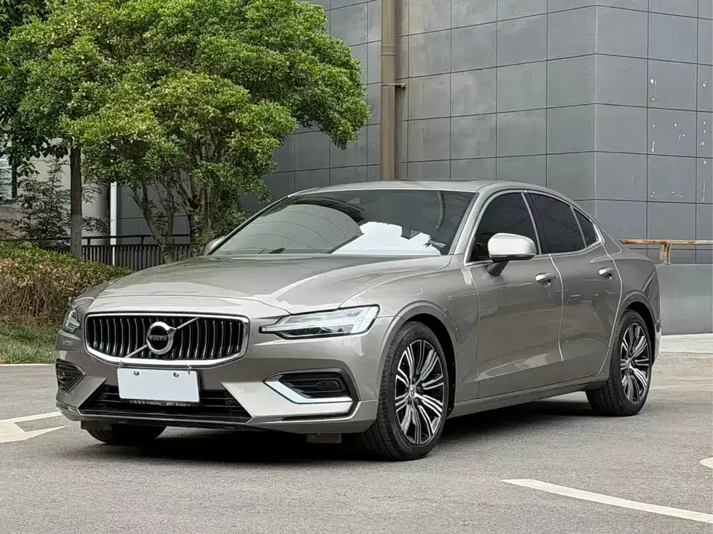 Volvo S60 — фото 1