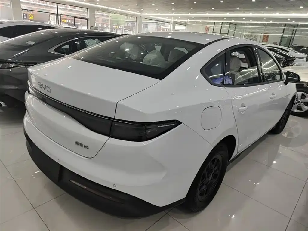 BYD Seal 05 DM-i — фото 8