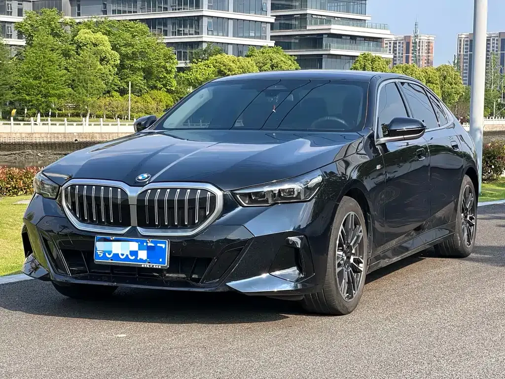 BMW 5 Series — фото 1