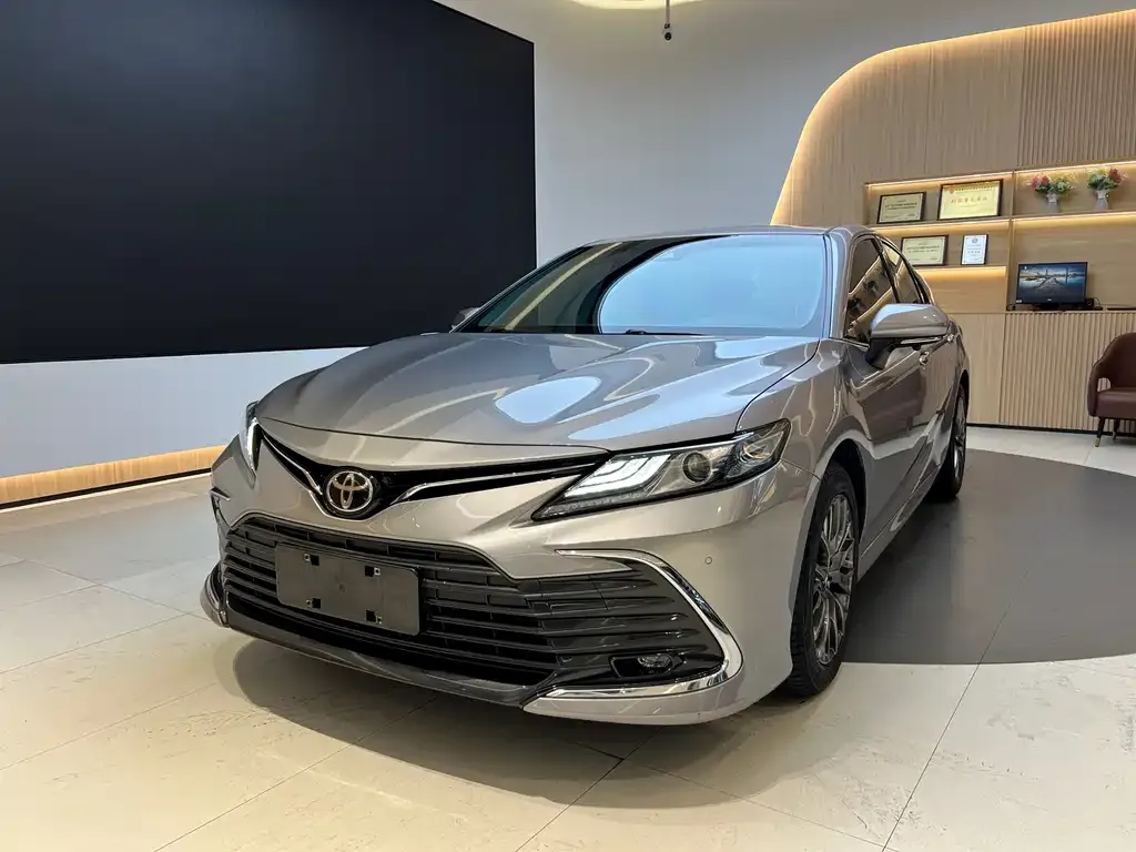 Toyota Camry — фото 1