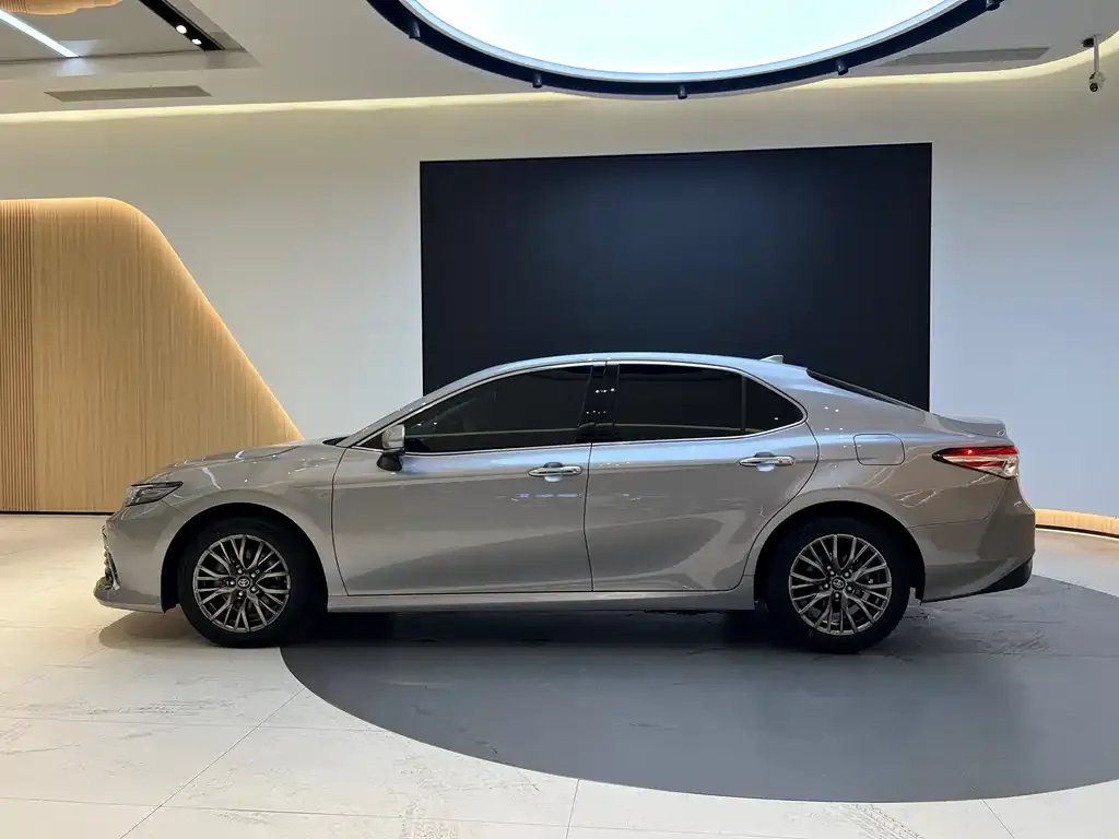 Toyota Camry — фото 5