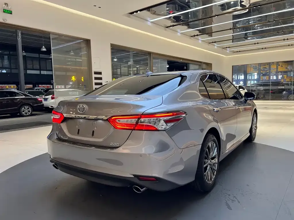 Toyota Camry — фото 3