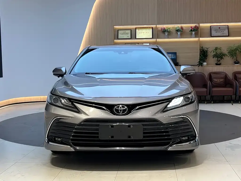 Toyota Camry — фото 2