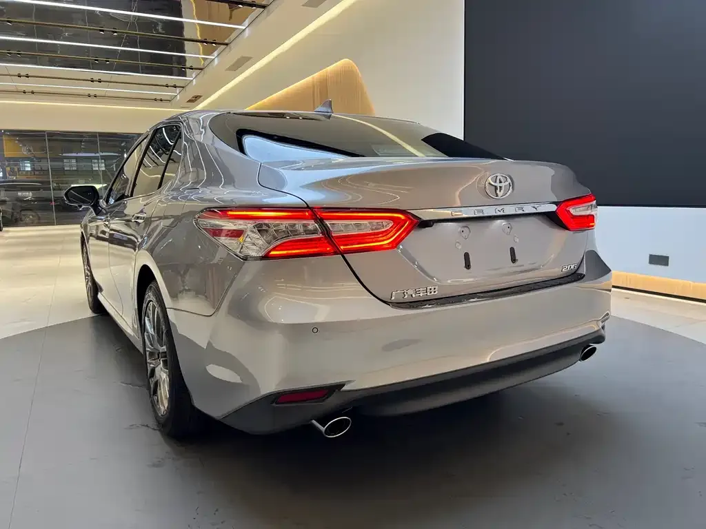 Toyota Camry — фото 10