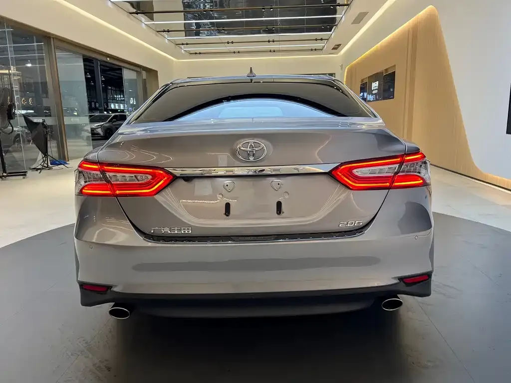 Toyota Camry — фото 6