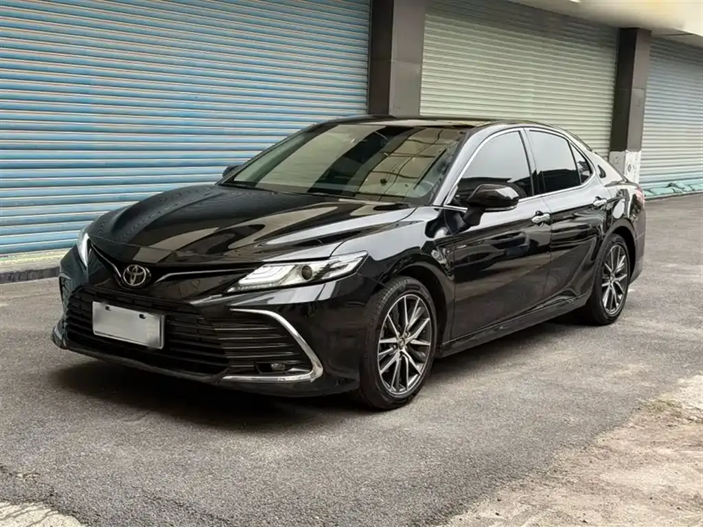 Toyota Camry — фото 1