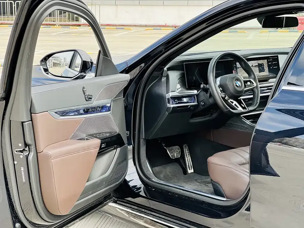 BMW 7 Series — фото 10