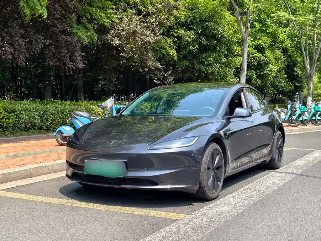 Tesla Model 3 — фото 1