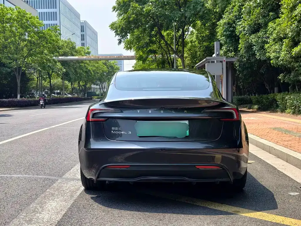 Tesla Model 3 — фото 10