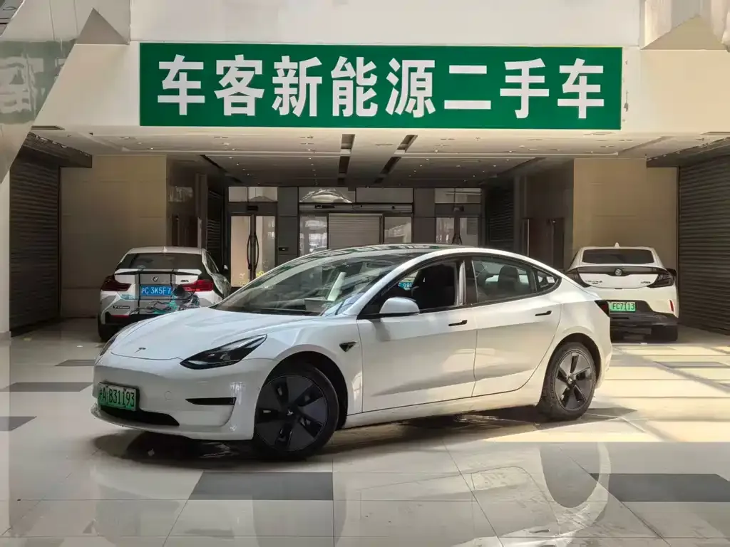 Tesla Model 3 — фото 1