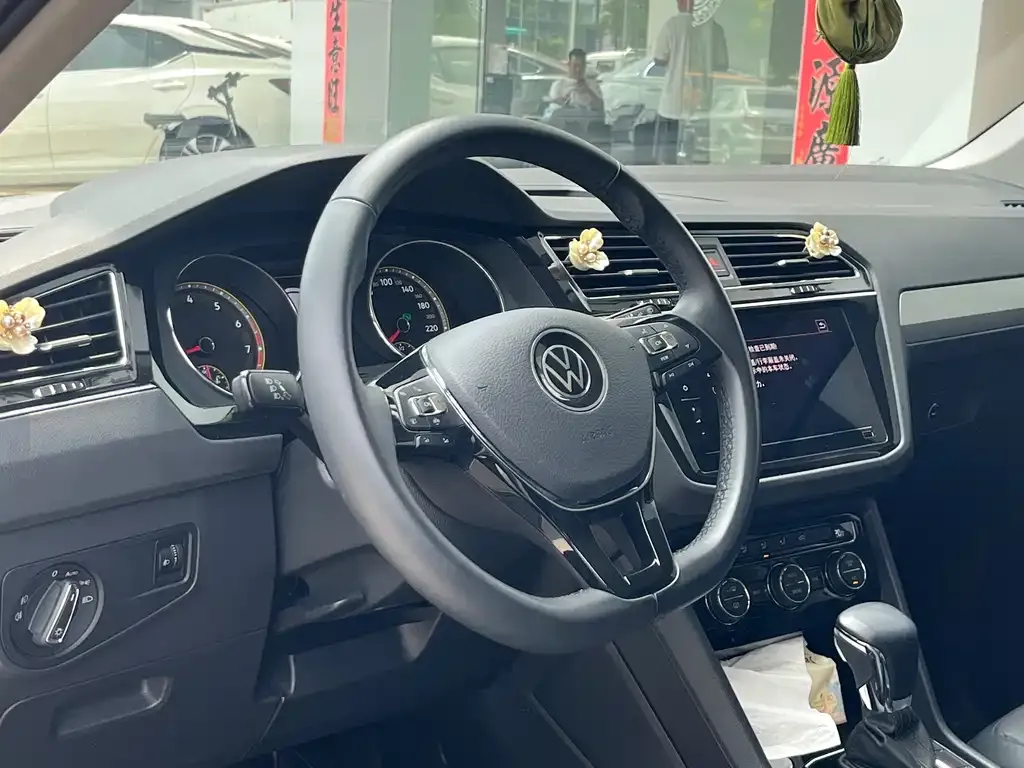 Volkswagen Tiguan L — фото 7