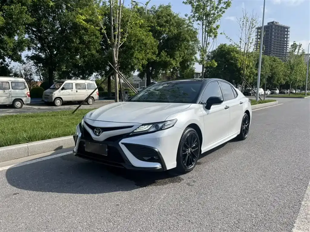 Toyota Camry — фото 1
