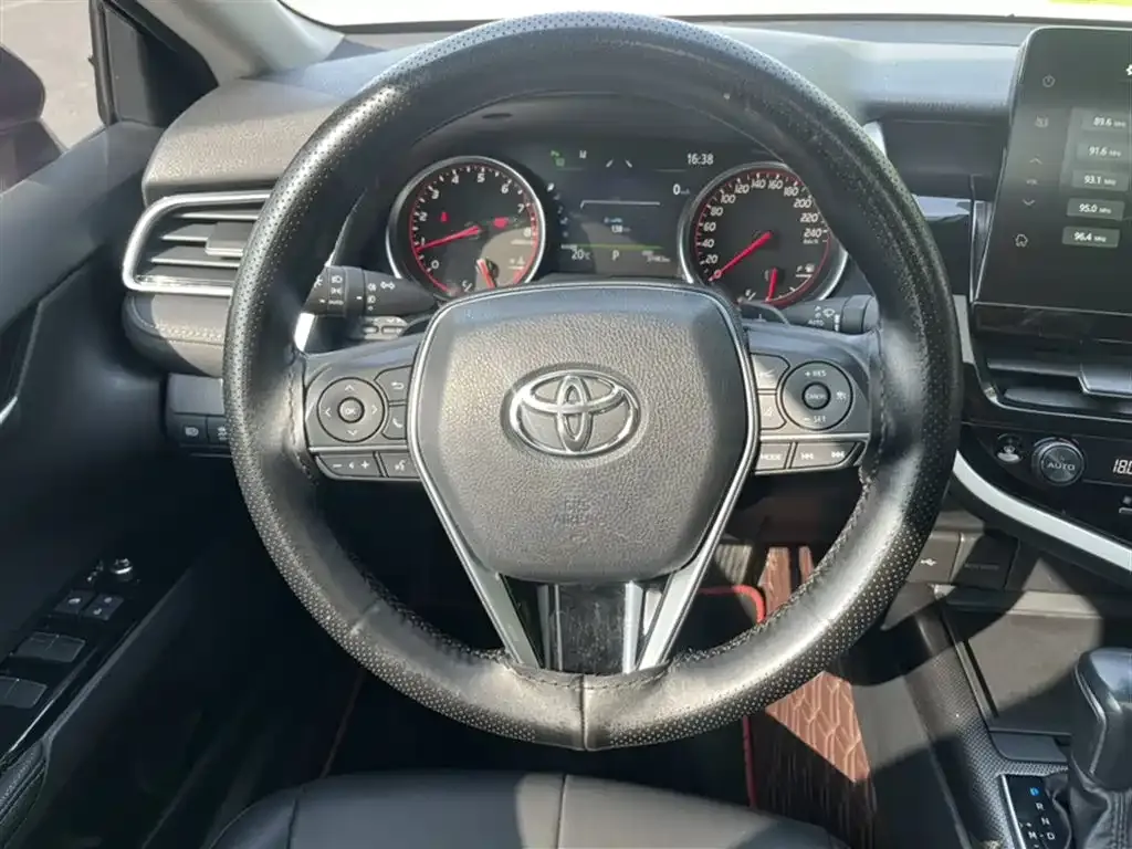 Toyota Camry — фото 5
