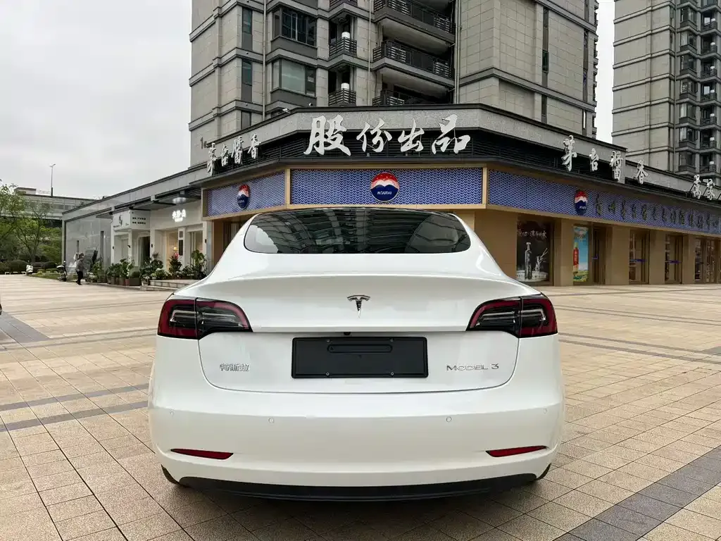 Tesla Model 3 — фото 7