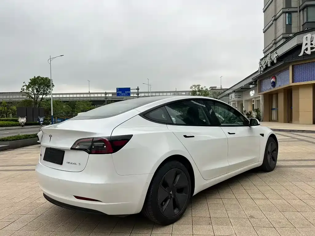 Tesla Model 3 — фото 2