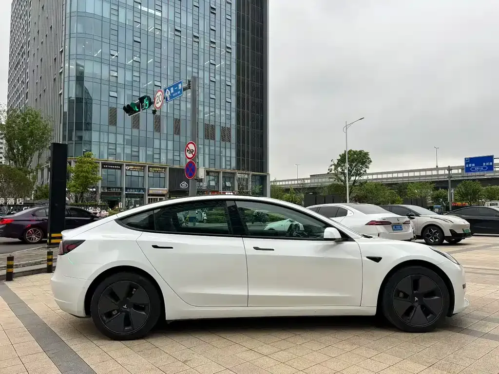 Tesla Model 3 — фото 8