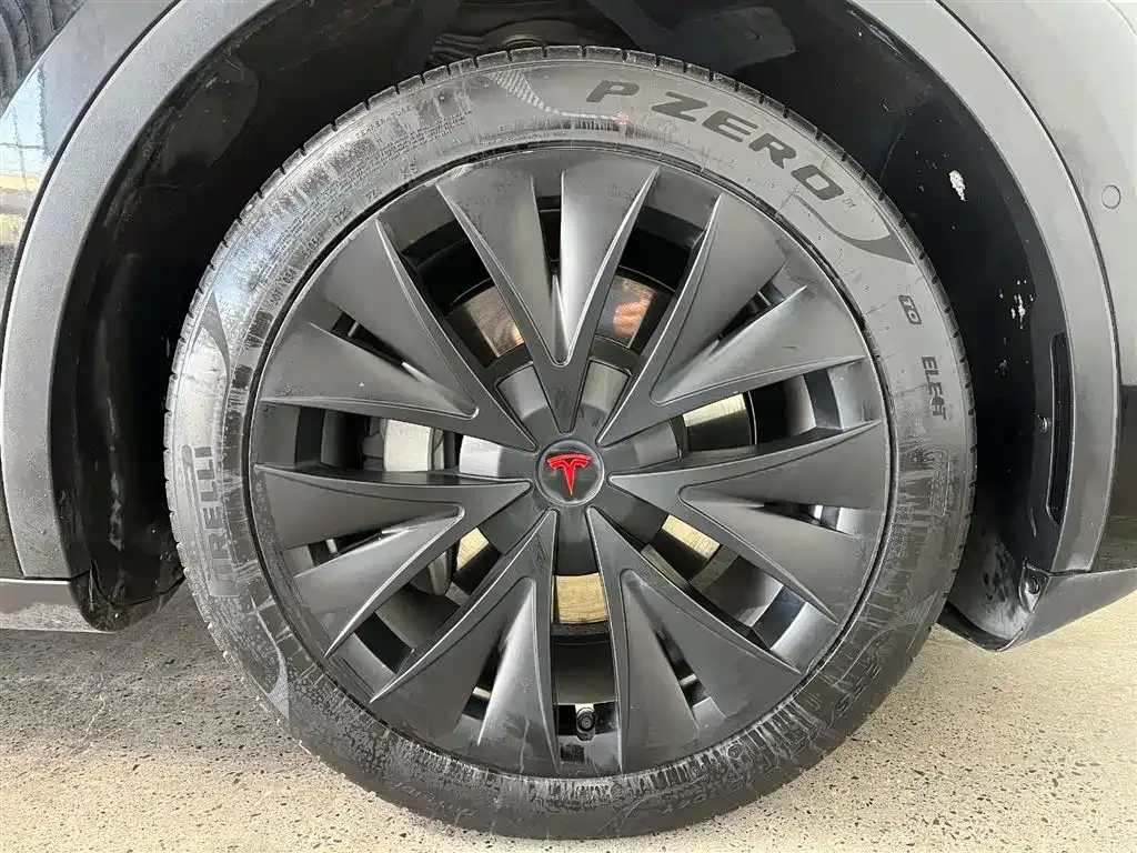 Tesla Model Y — фото 10
