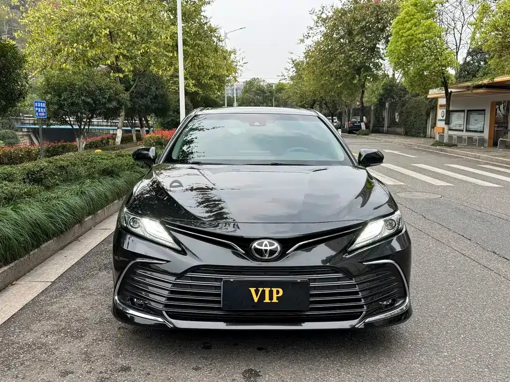 Toyota Camry — фото 1
