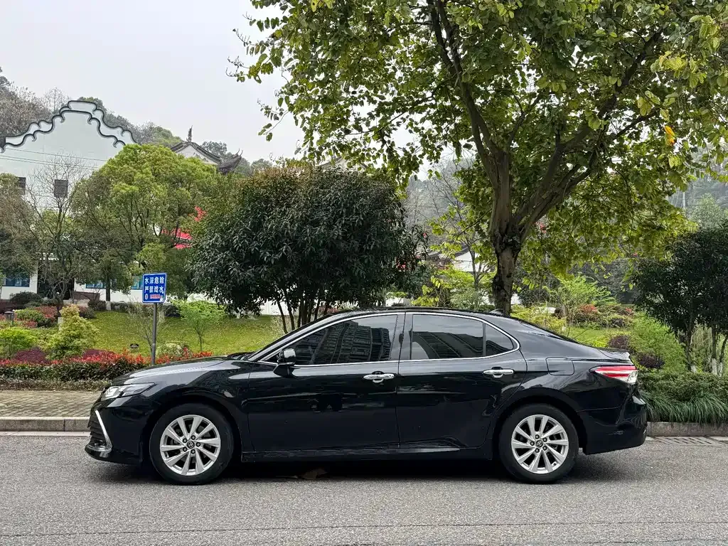 Toyota Camry — фото 7