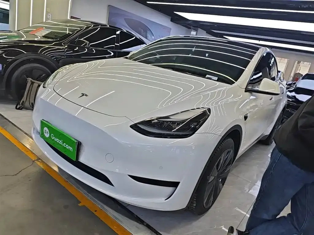 Tesla Model Y — фото 1