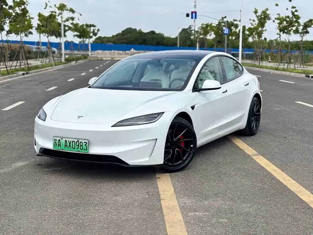 Tesla Model 3 — фото 1