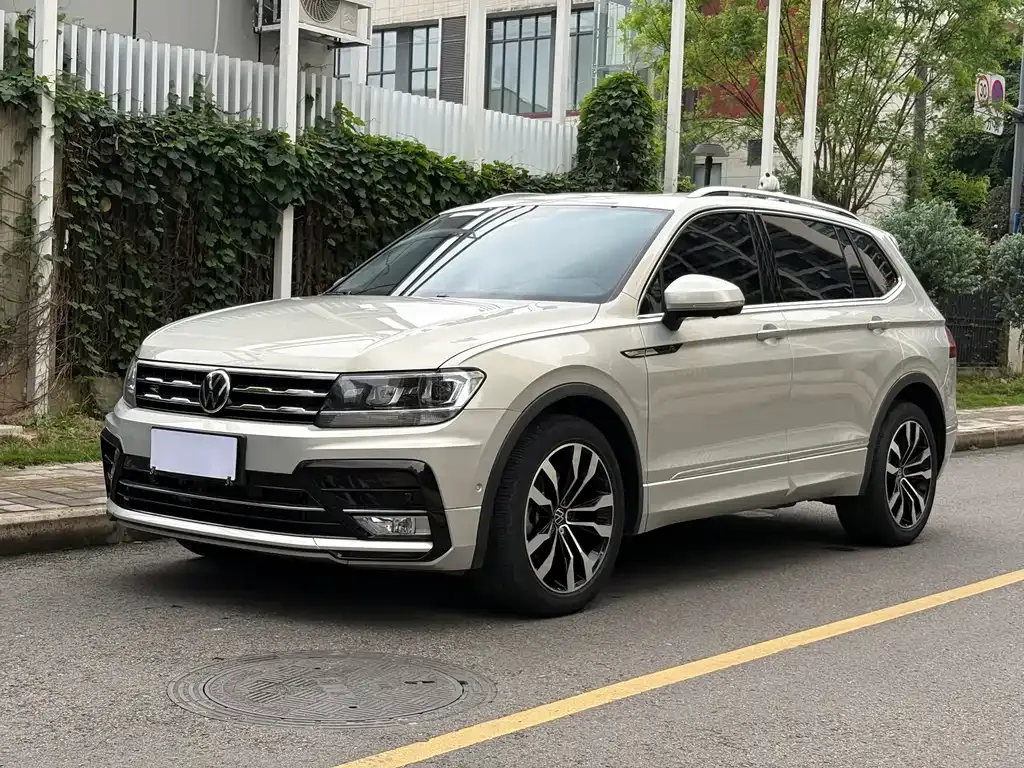 Volkswagen Tiguan L — фото 1