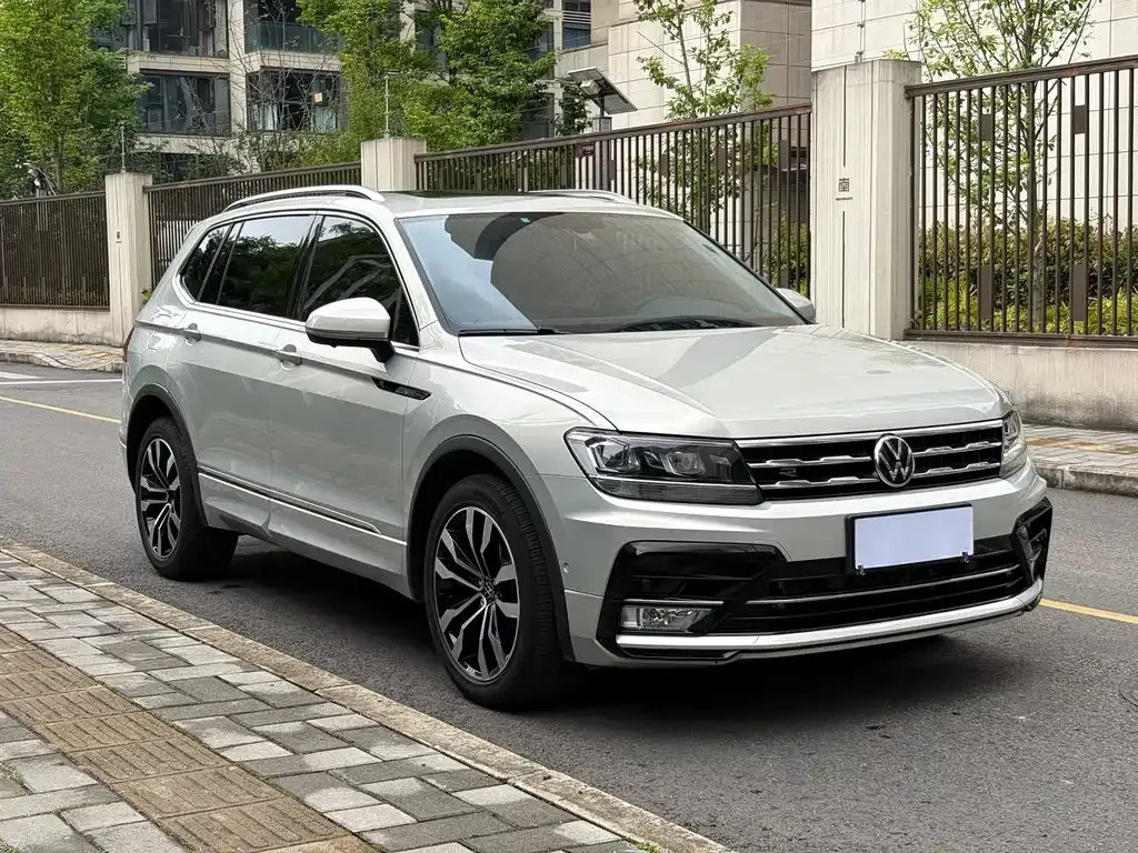 Volkswagen Tiguan L — фото 10