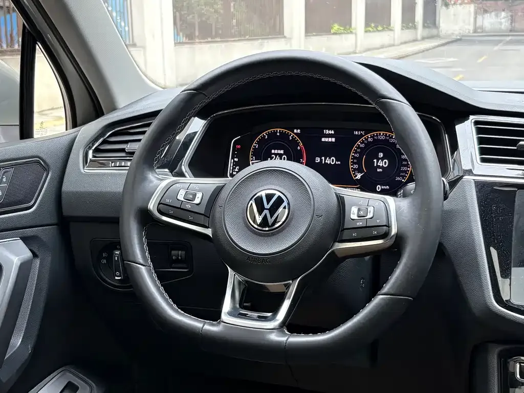 Volkswagen Tiguan L — фото 2