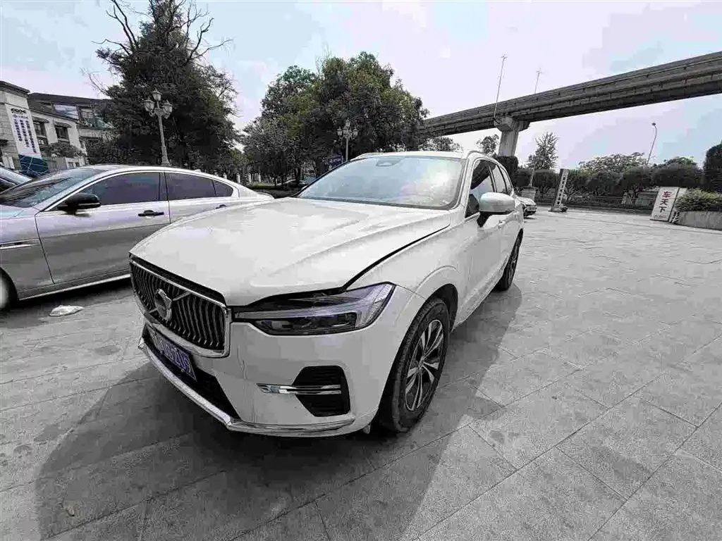 Volvo XC60 — фото 1