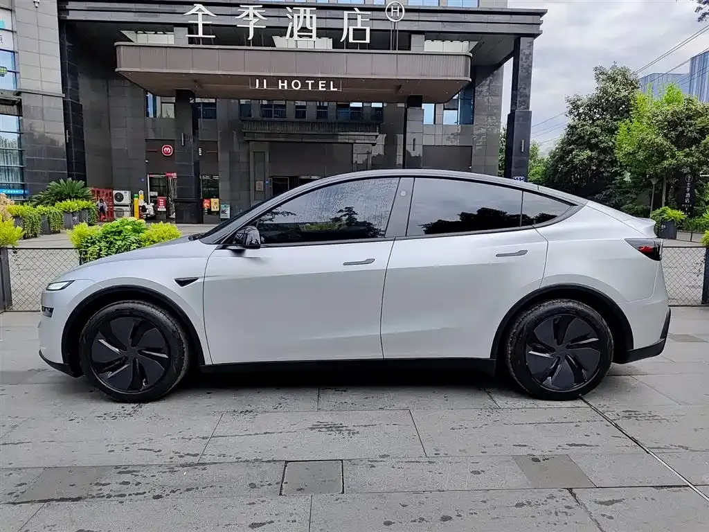 Tesla Model Y — фото 8