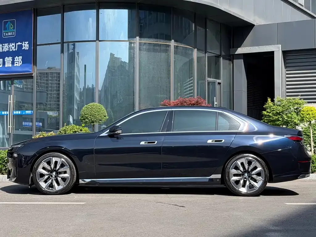 BMW 7 Series 2023 из CN, фото 2