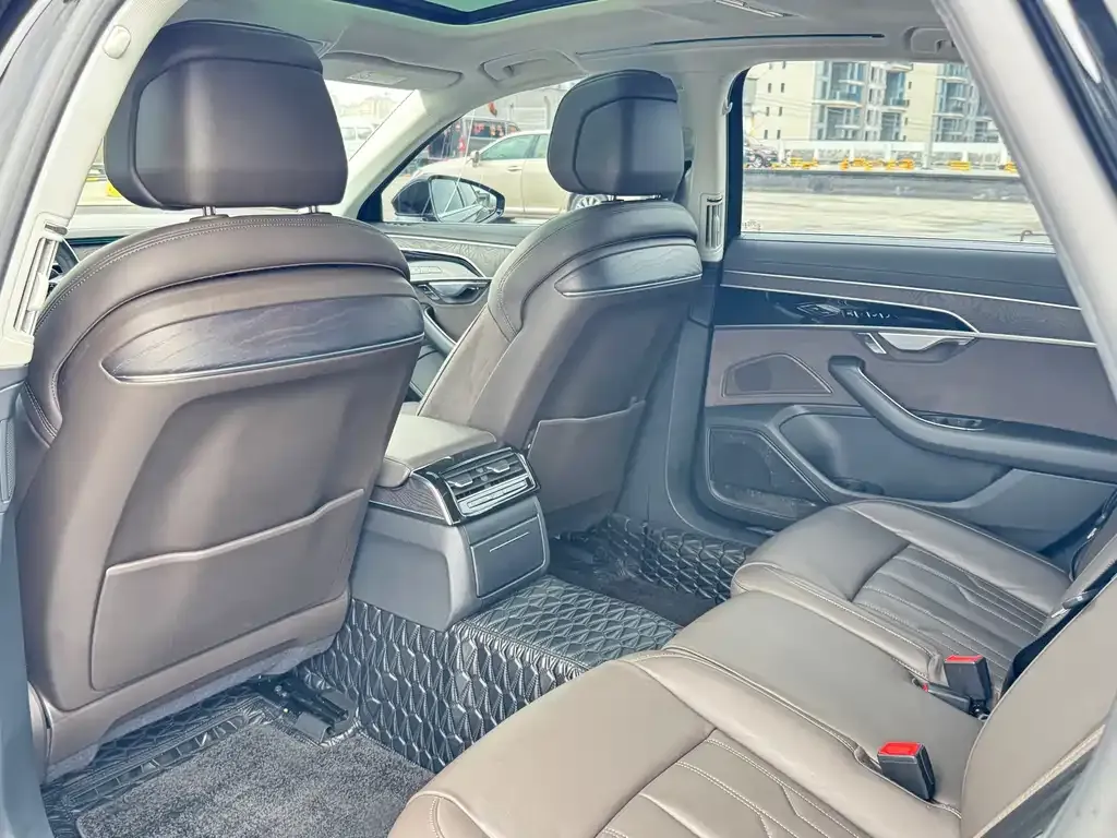 Audi A8 2023 из CN, фото 2