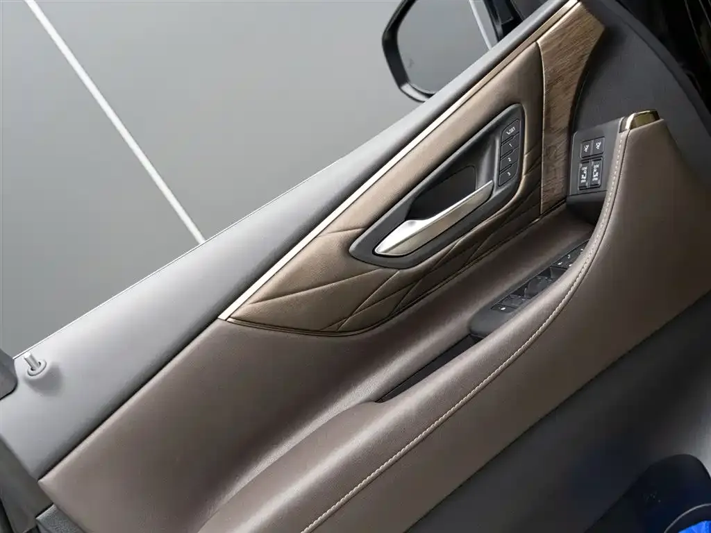 Toyota Alphard — фото 2
