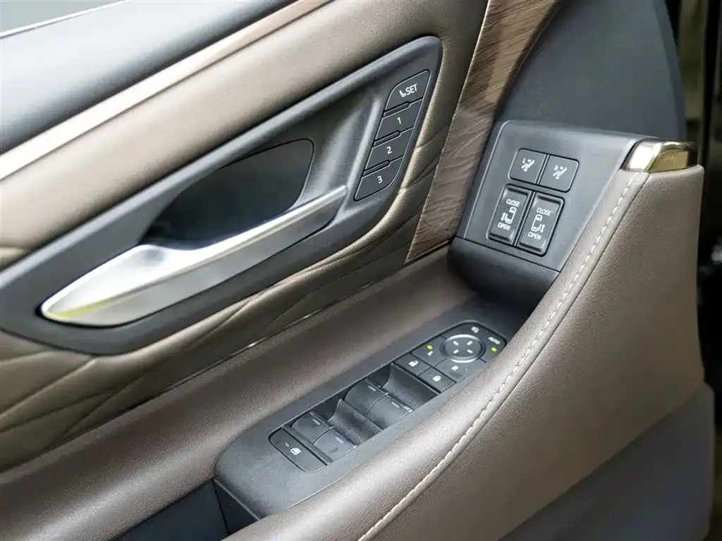 Toyota Alphard — фото 4