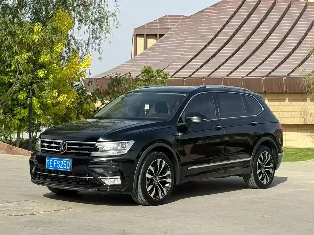 Volkswagen Tiguan L — фото 1