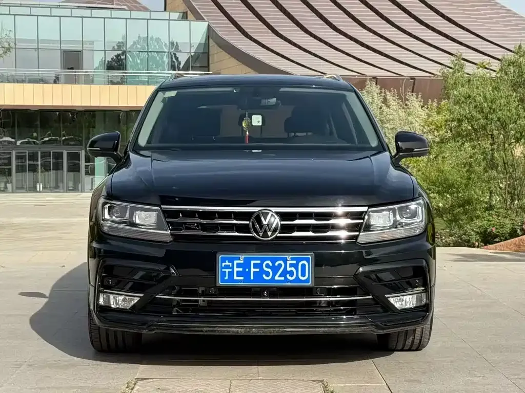 Volkswagen Tiguan L — фото 7