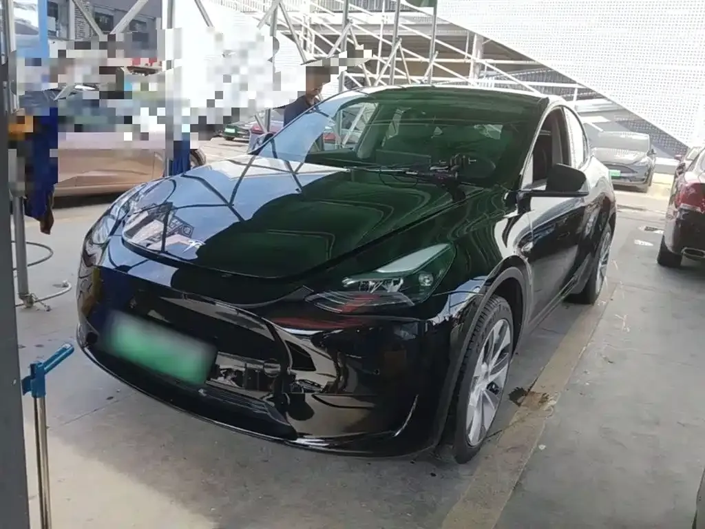 Tesla Model Y — фото 1
