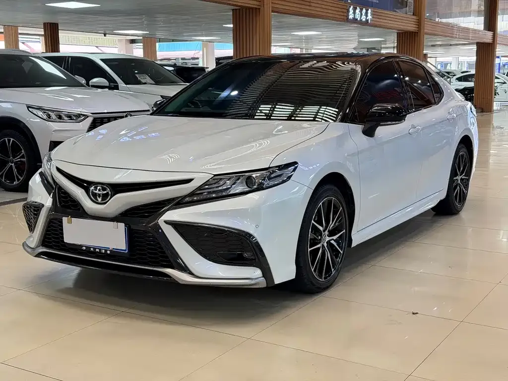 Toyota Camry — фото 1