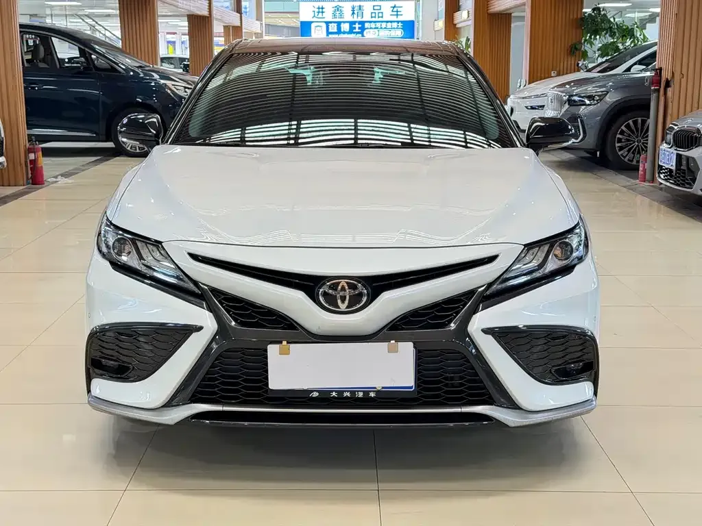 Toyota Camry — фото 2