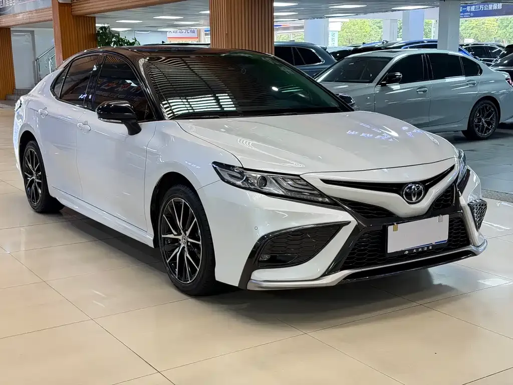 Toyota Camry — фото 4
